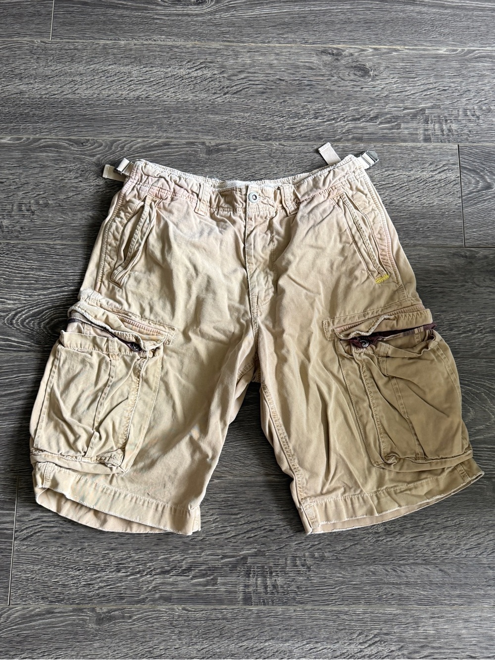 American Eagle Outfitters Men's Cargo Shorts in Khaki